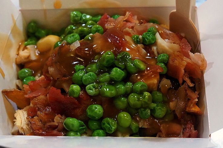 Poutine au poulet, bacon et petits pois à Kelowna.