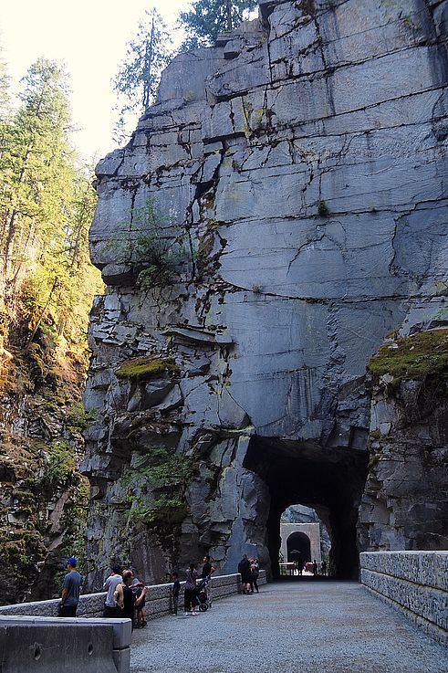 Randonneurs dans les Othello Tunnels au sein du Coquihalla Canyon.