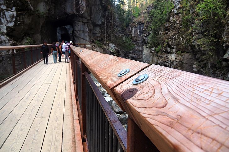 Passerelle en bois aux Othello Tunnels du Coquihalla Canyon.