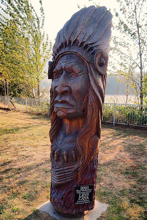 Sculpture d'un chef des Premières Nations réalisée à la tronçonneuse par l'artiste Levi Caya à Hope.