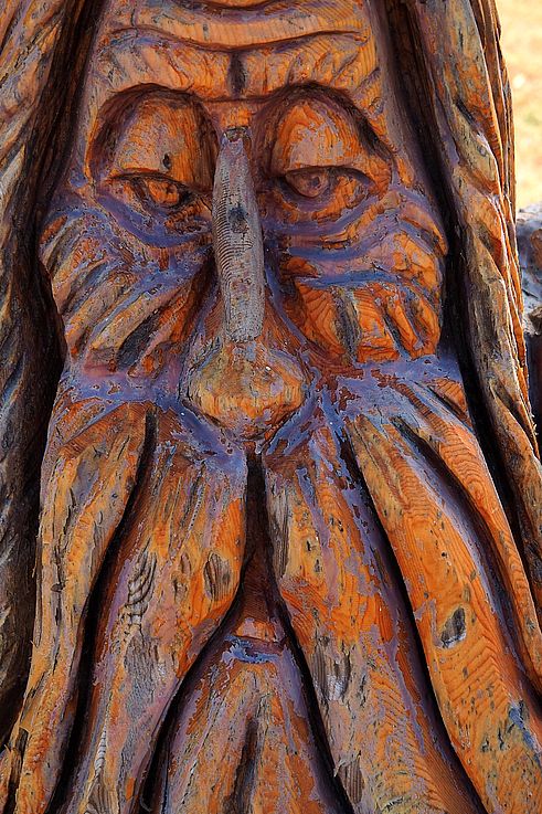 Sculpture en bois à la tronçonneuse représentant un visage barbu à Hope.