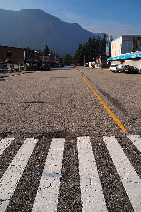 Passage piéton sur Fort Street à Hope, devant les montagnes.