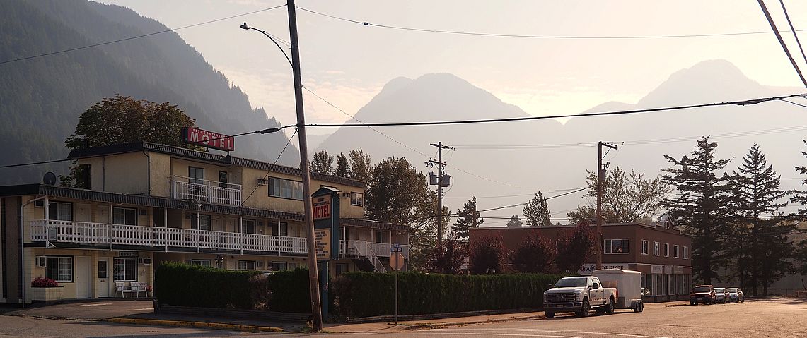 Best Continental Motel sur Fort Street à Hope, devant les montagnes brumeuses.