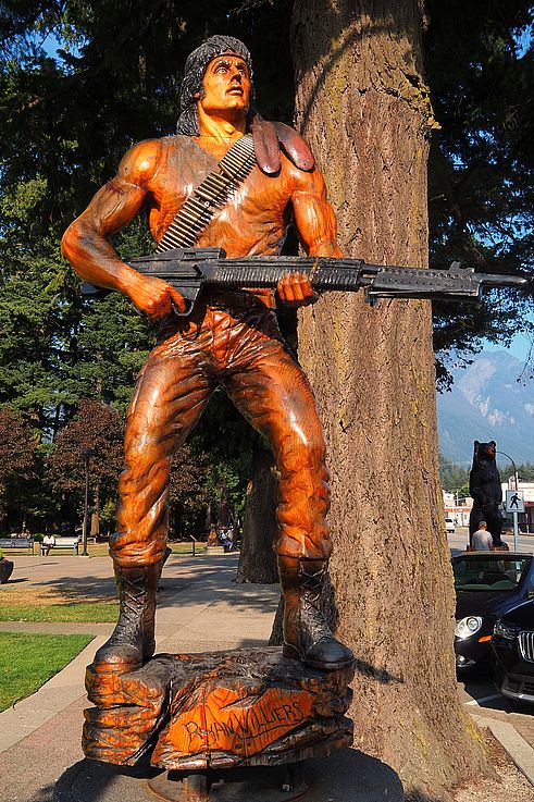 Sculpture en bois de John Rambo par l'artiste Ryan Villiers à Hope.