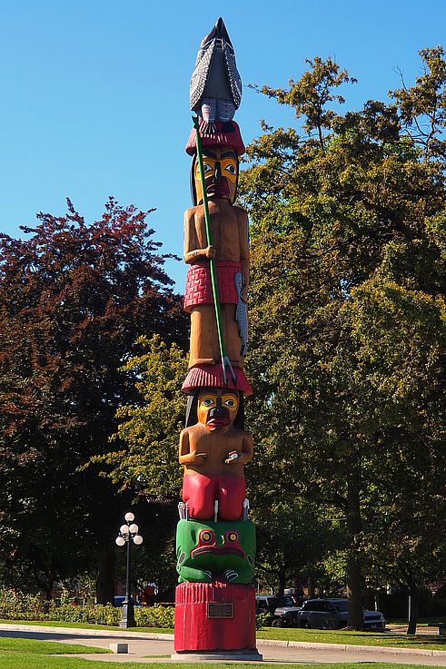 “Knowledge” totem pole carved by Indigenous artist Godfrey Stephens at Thunderbird Park in Victoria.