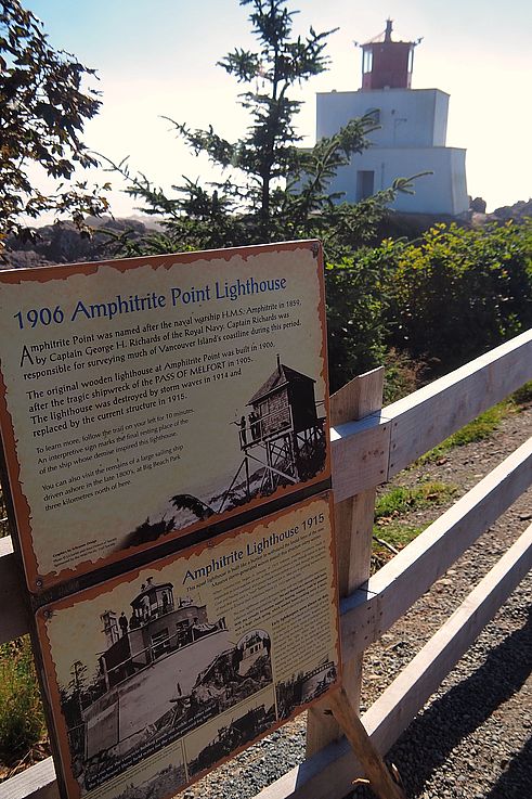 Panel explicativo del faro de Amphitrite Point en Ucluelet.