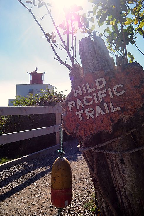 Panel del Wild Pacific Trail y faro de Amphitrite Point en Ucluelet.