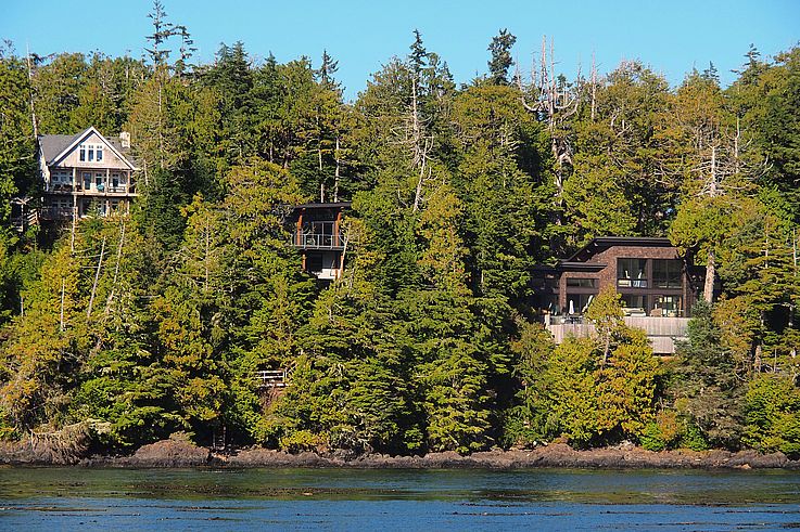 Casas costeras al borde del bosque a lo largo del Wild Pacific Trail en Ucluelet.
