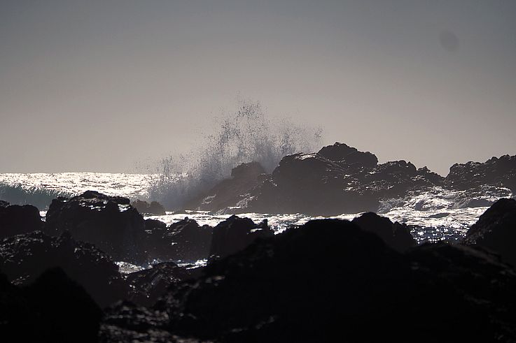 Ola rompiendo en las rocas de la costa de Ucluelet, frente al océano Pacífico.
