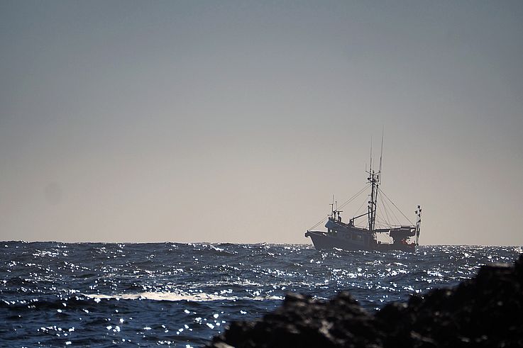 Silueta de un barco pesquero en el océano Pacífico en Ucluelet.