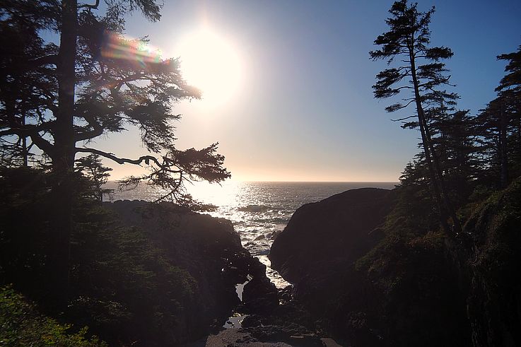 Atardecer sobre el océano Pacífico visto desde los senderos Artist Loops en Ucluelet.