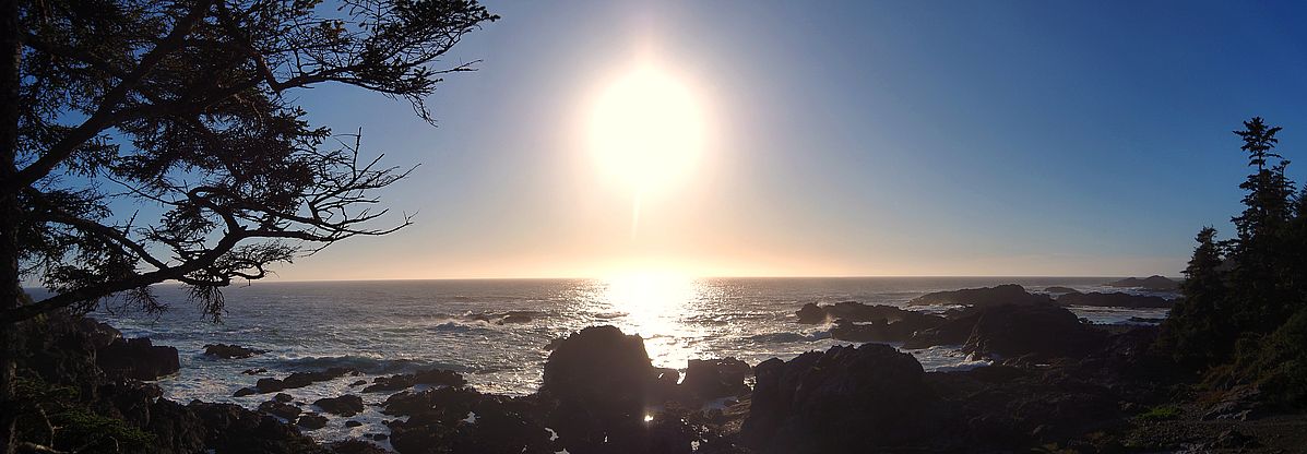 Atardecer sobre el océano Pacífico a lo largo del Wild Pacific Trail en Ucluelet.