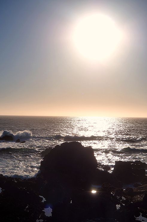 Contraluz sobre el océano Pacífico desde el Wild Pacific Trail en Ucluelet.