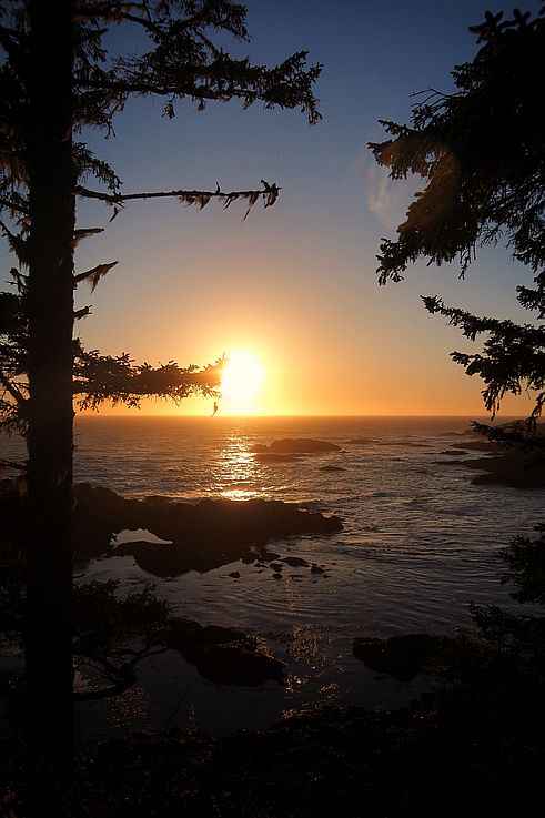 Atardecer sobre el océano desde el Wild Pacific Trail en Ucluelet.