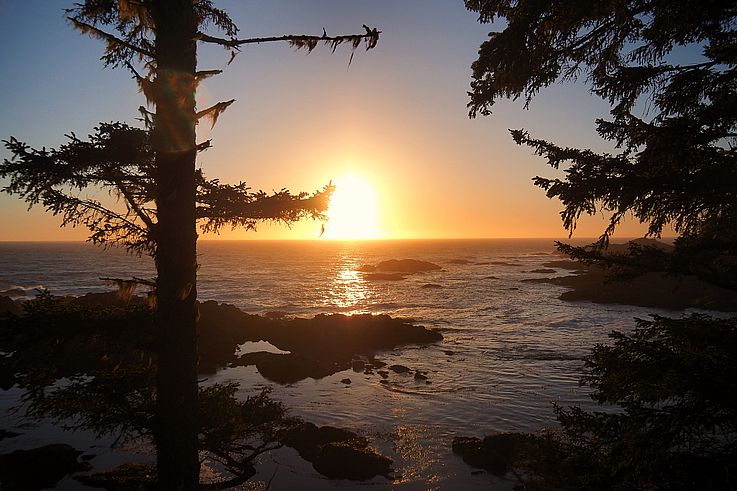 Atardecer sobre el océano Pacífico desde el Wild Pacific Trail en Ucluelet.