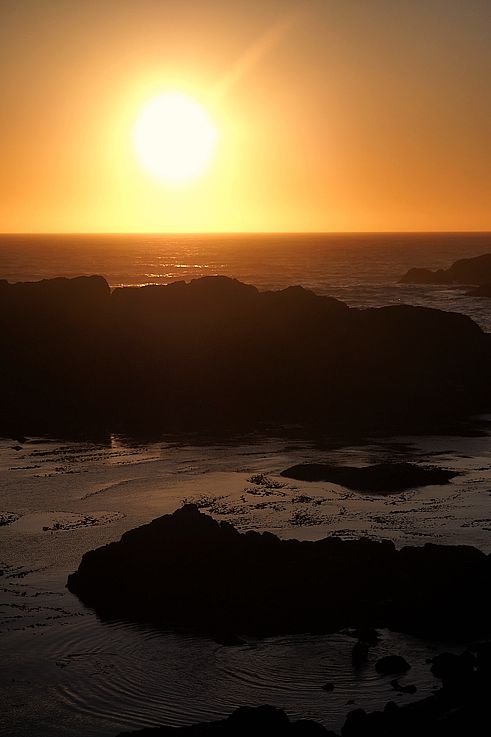 Atardecer sobre las rocas del Wild Pacific Trail en Ucluelet.