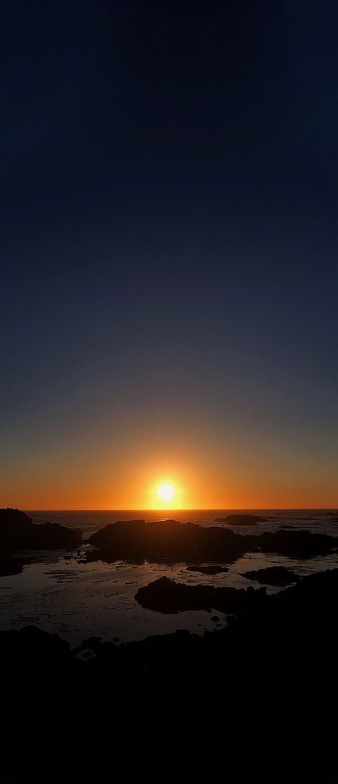 Atardecer sobre las rocas del Wild Pacific Trail en Ucluelet.