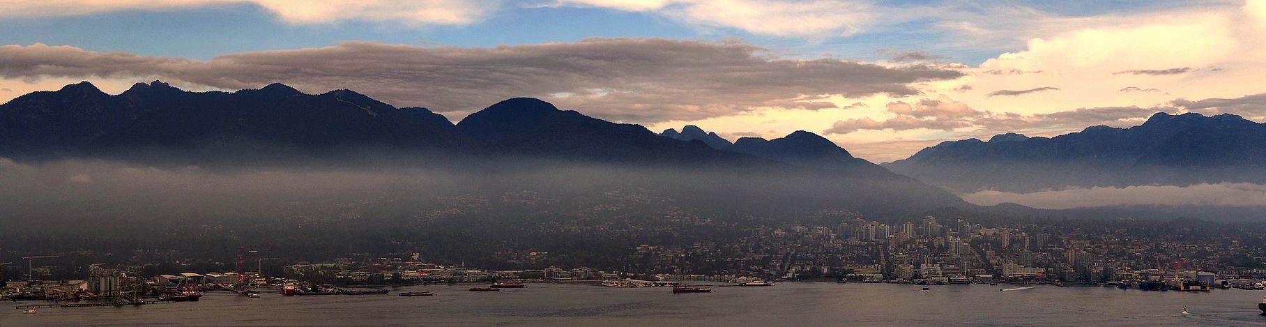 Port de Vancouver et montagnes de North Shore dans la brume.