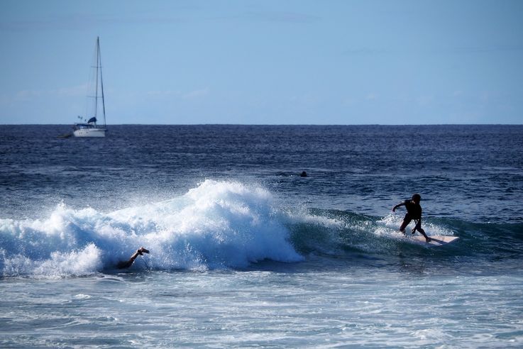 Los surfistas de la playa Pea en la Isla de Pascua