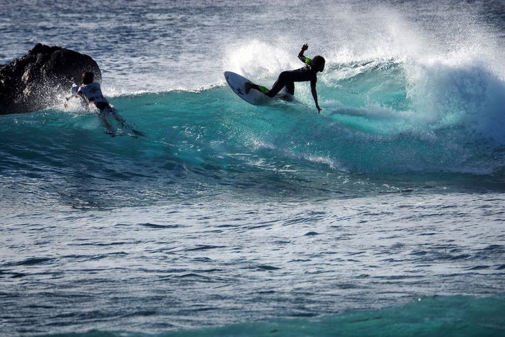 Los surfistas de Playa Pea en la Isla de Pascua