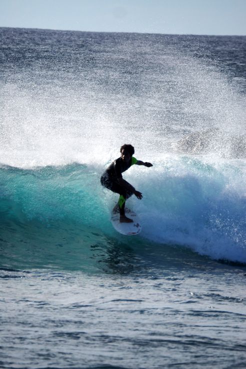 Los surfistas de Playa Pea en la Isla de Pascua