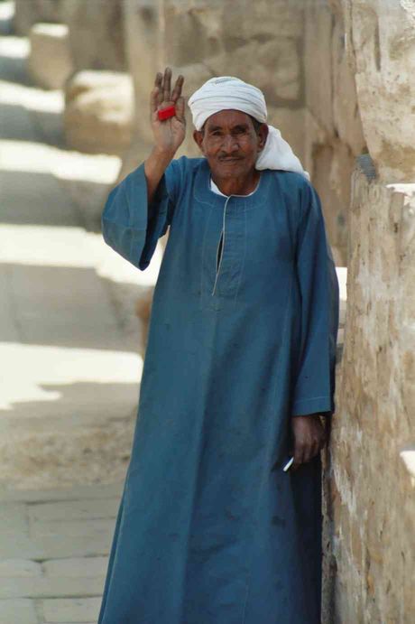 Egipcio en el templo de Lúxor