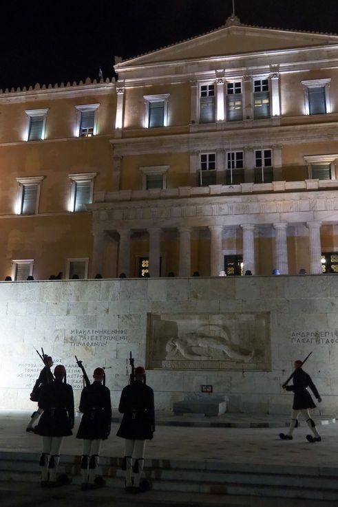 Evzones de la tombe du soldat inconnu à Athènes