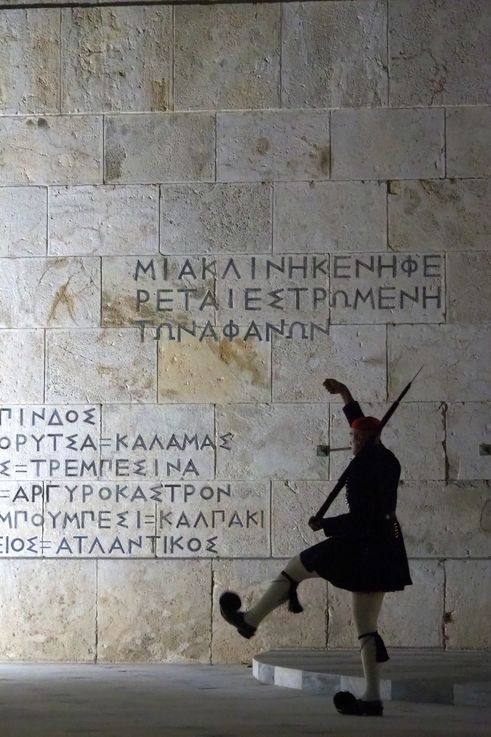 Evzones de la tombe du soldat inconnu à Athènes