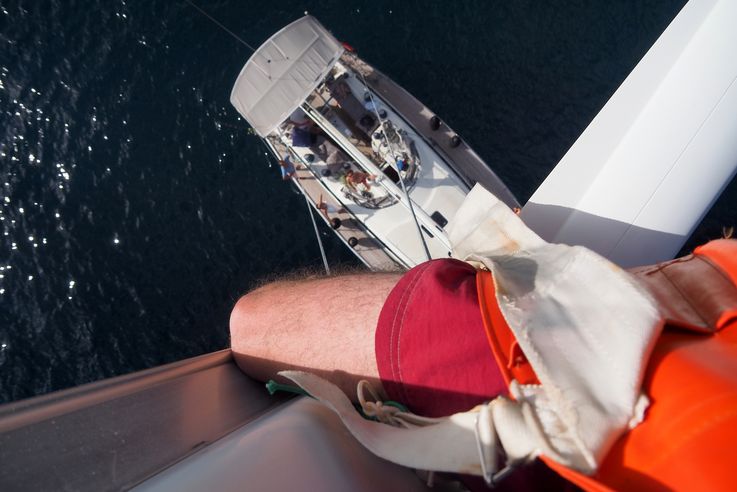 En lo más alto del mástil del velero Magix