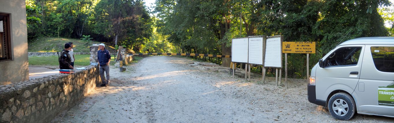 Control post on the Flores - Carmelita road