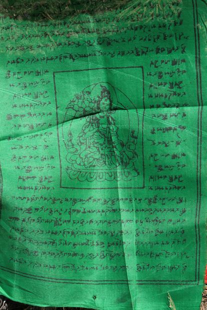 Bandera de oración en el pueblo de Sandakfu