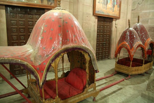Chaise à porteur dans le fort de Junagarh