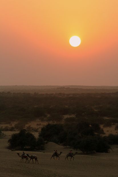 Puesta de sol sobre el desierto de Khoohdi