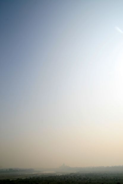 El Taj Mahal en la niebla