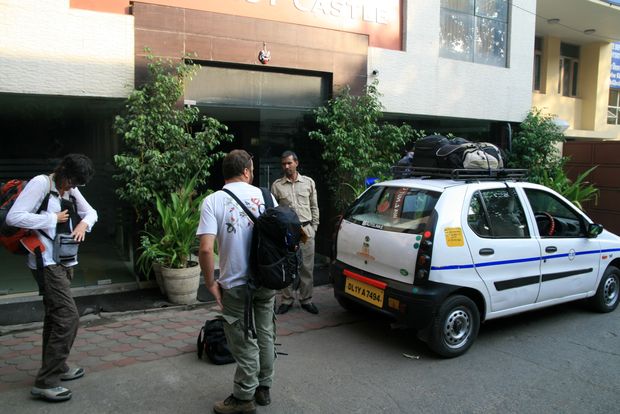 Fin del viaje a la India frente al hotel Walnut Castle