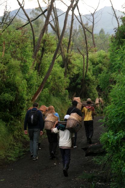 Portadores de azufre en camino al volcán Kawah Ijen. Java.