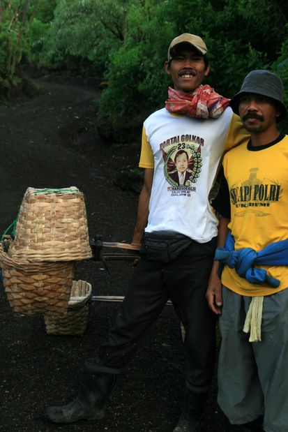 Portadores de azufre en el volcán Kawah Ijen. Java.