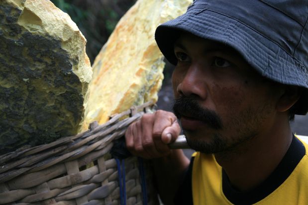 Imam, portador de azufre. Volcán Kawah Ijen. Java.