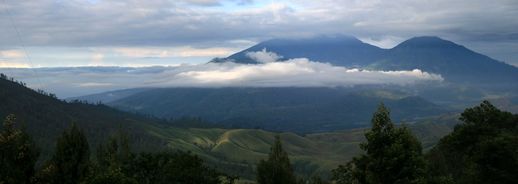 Volcán Gunung Raung. Kawah Ijen. Java.