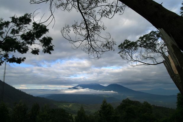 Volcán Gunung Raung. Kawah Ijen. Java.