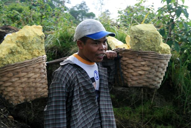 Portador de azufre. Volcán Kawah Ijen. Java.