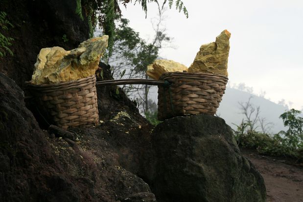 Cestas de balancín. Volcán Kawah Ijen. Java.