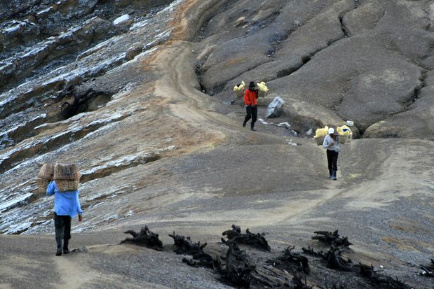 Portadores de azufre en el volcán Kawah Ijen. Java.