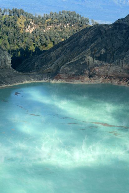 El lago ácido del volcán Kawah Ijen. Java.