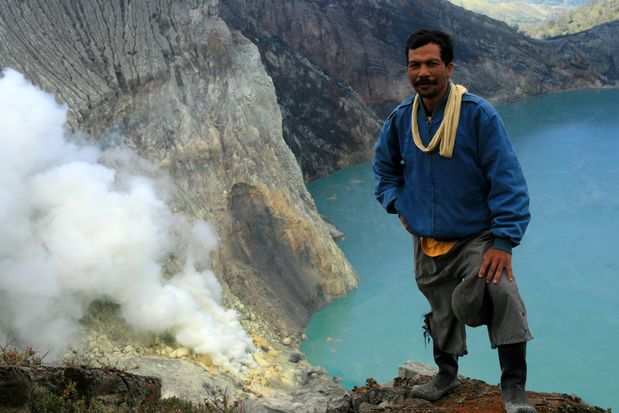 Imam, portador de azufre. Volcán Kawah Ijen. Java.