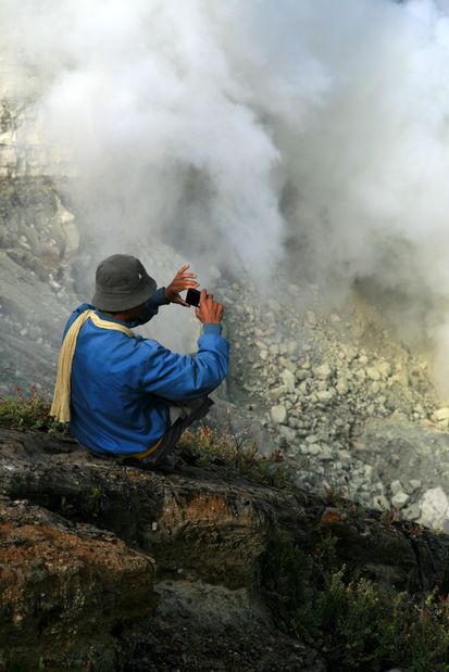 Imam, portador de azufre en el volcán Kawah Ijen (Java).