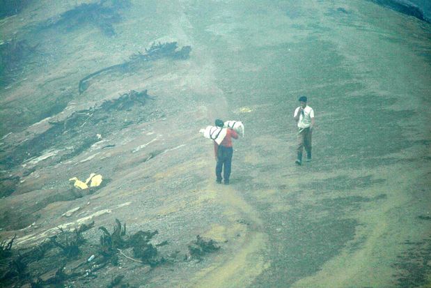 Portadores de azufre en el volcán Kawah Ijen. Java.