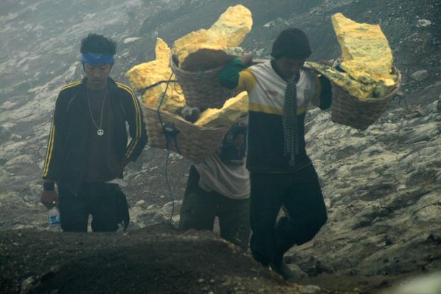 Portadores de azufre en el volcán Kawah Ijen. Java.