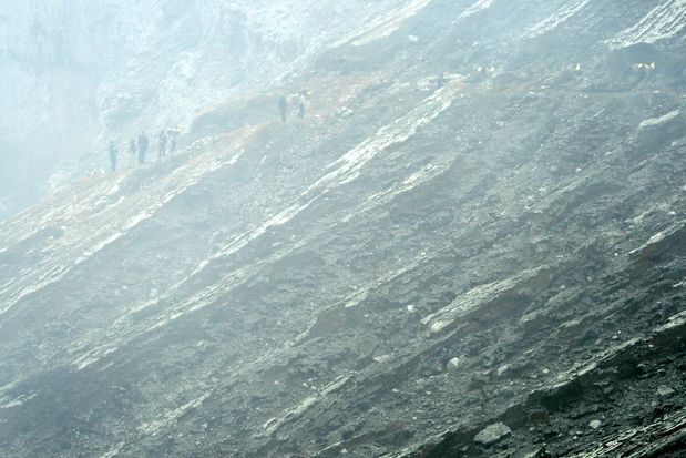 Portadores de azufre en el volcán Kawah Ijen. Java.