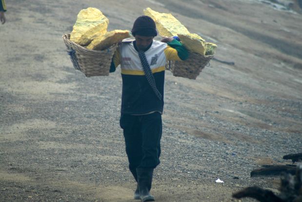 Portador de azufre. Volcán Kawah Ijen. Java.